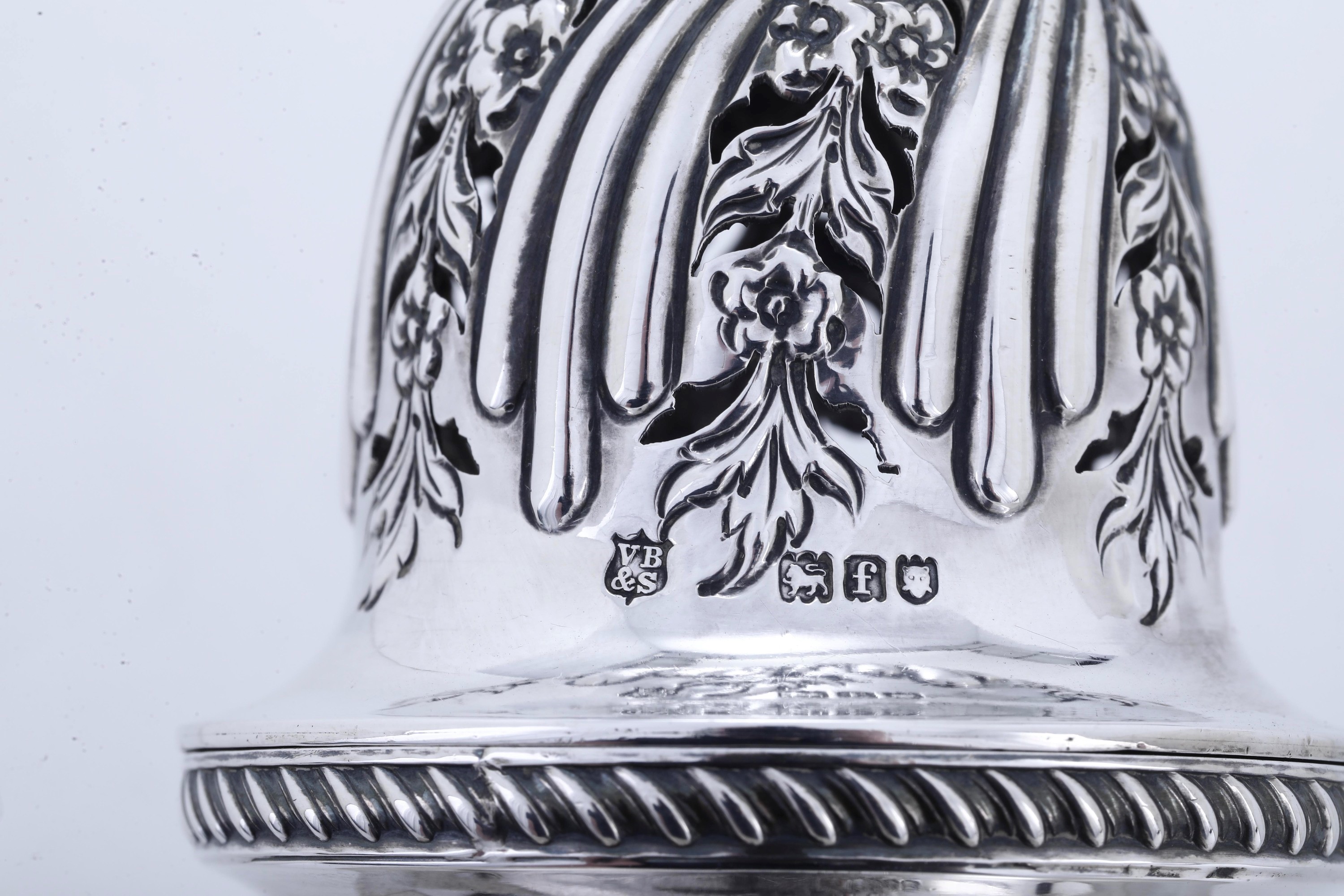 Vale Bros & Sermon, Spargizucchero (Londra, 1901) in argento fuso, sbalzato e traforato