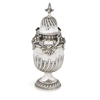 William Hutton & Sons, Spargizucchero (Londra, 1890) in argento fuso sagomato e traforato, con ri...