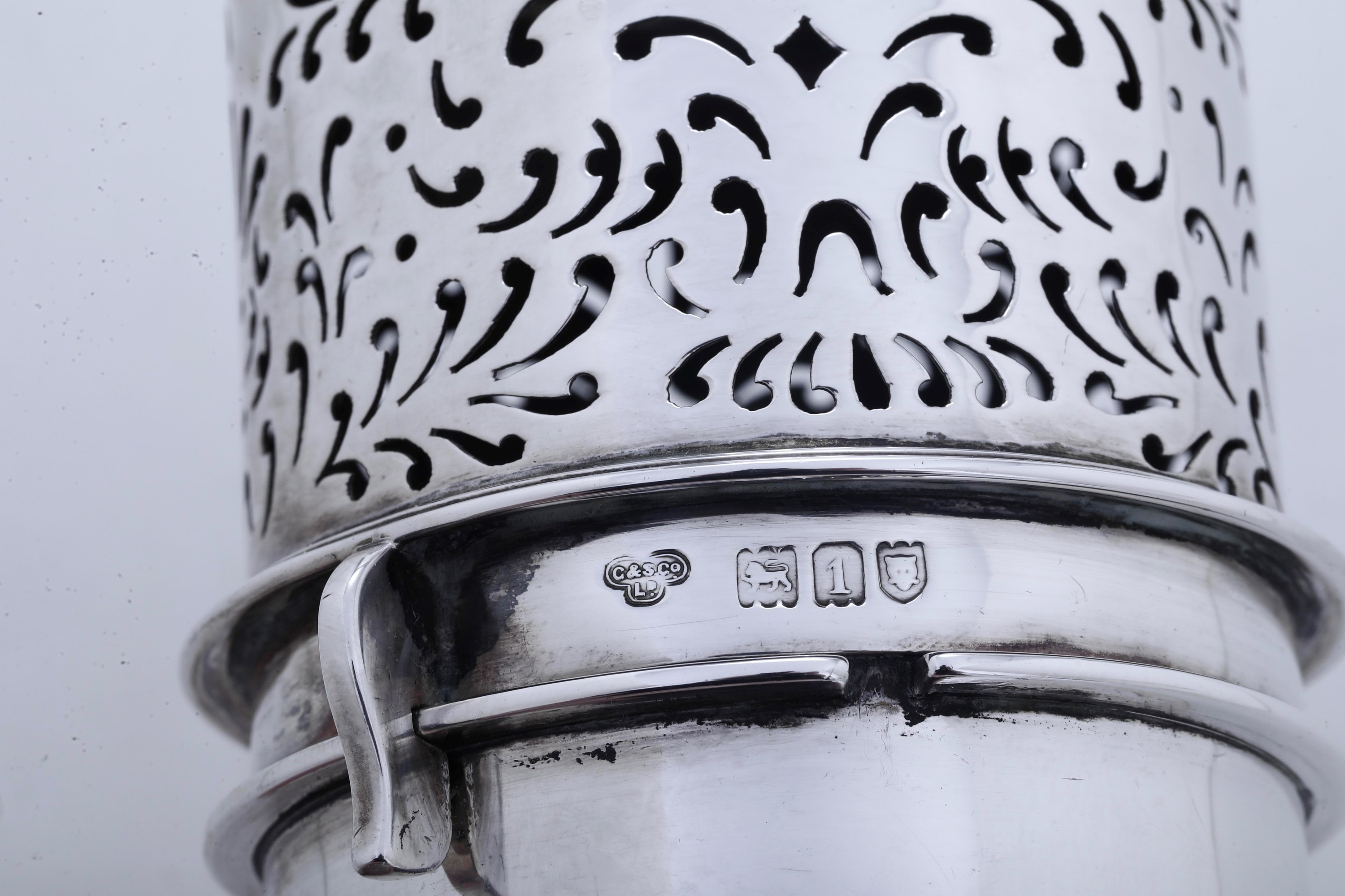 Argentiere Goldsmiths & Silversmiths Co Ltd, Spargizucchero (Londra, 1906), argento fuso sagomato...