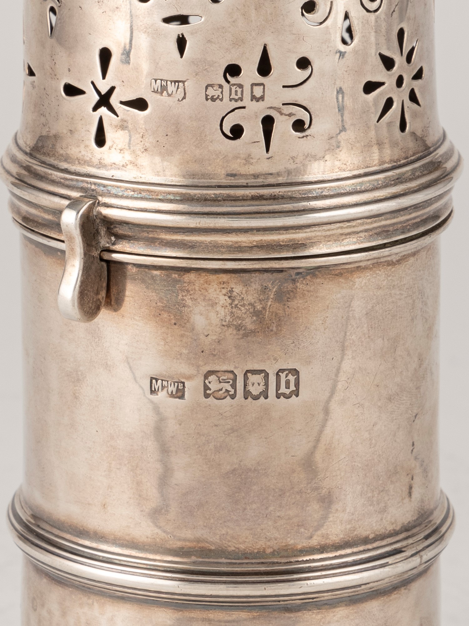Mappin & Webb, Spargizucchero, Londra 1917, argento fuso sagomato e traforato