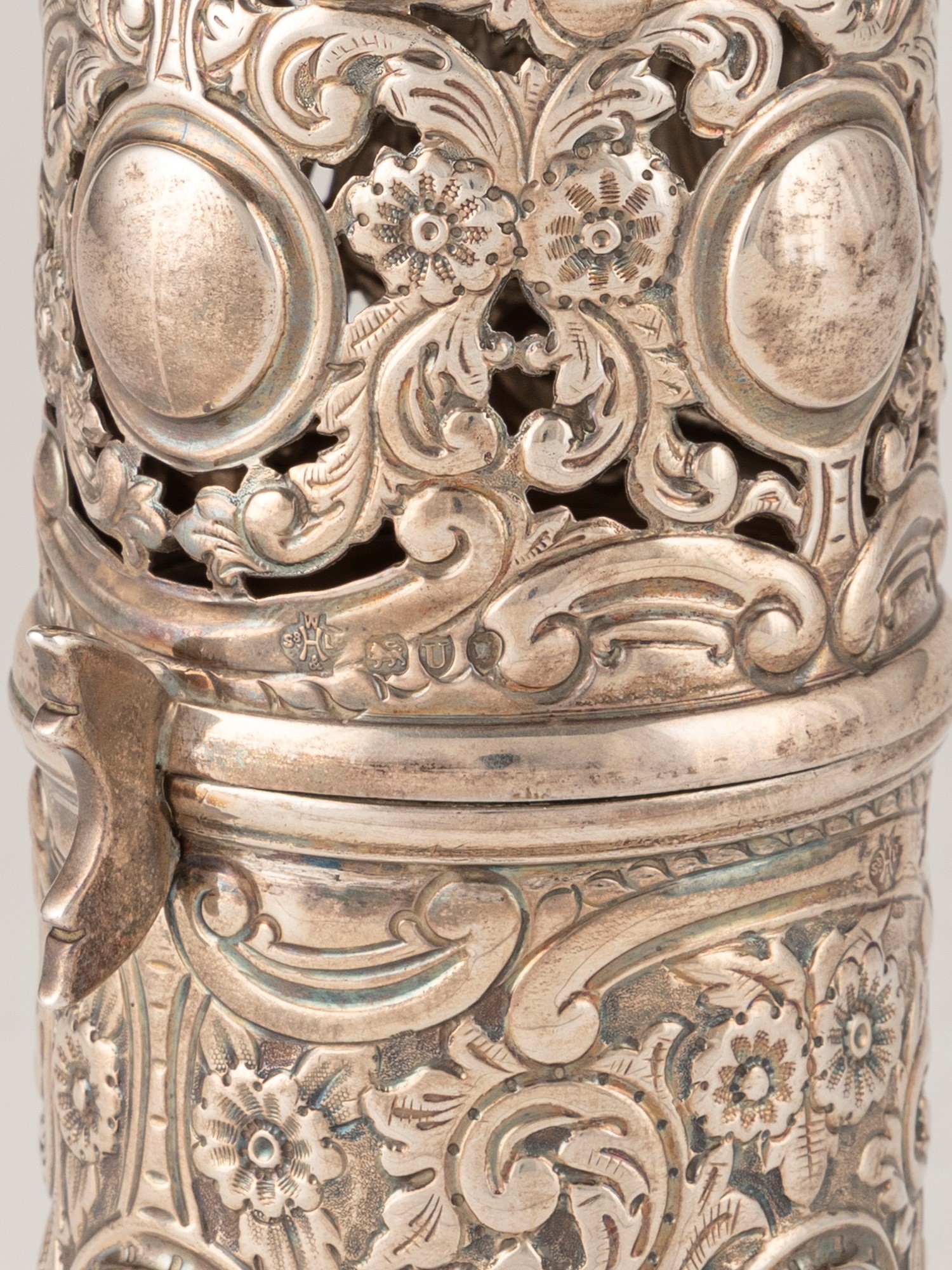 William Hutton & Sons, Spargizucchero in argento fuso traforato (Londra, 1895)