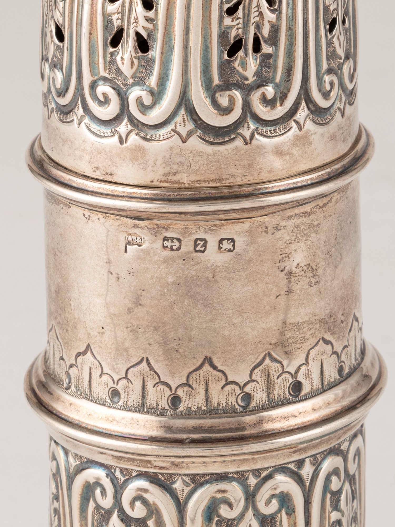 Mappin & Webb, Spargizucchero, argento fuso sagomato e traforato, Birmingham 1899