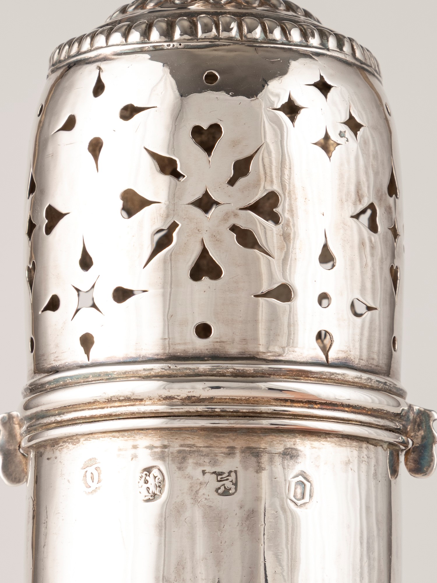 Christopher Canner, Spargizucchero in argento fuso e traforato, Londra 1691