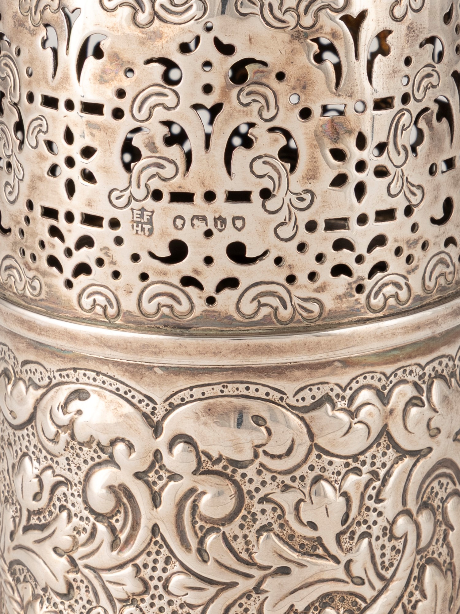 Horace Woodward & Co, Spargizucchero. Londra 1886, argento fuso, sagomato e traforato