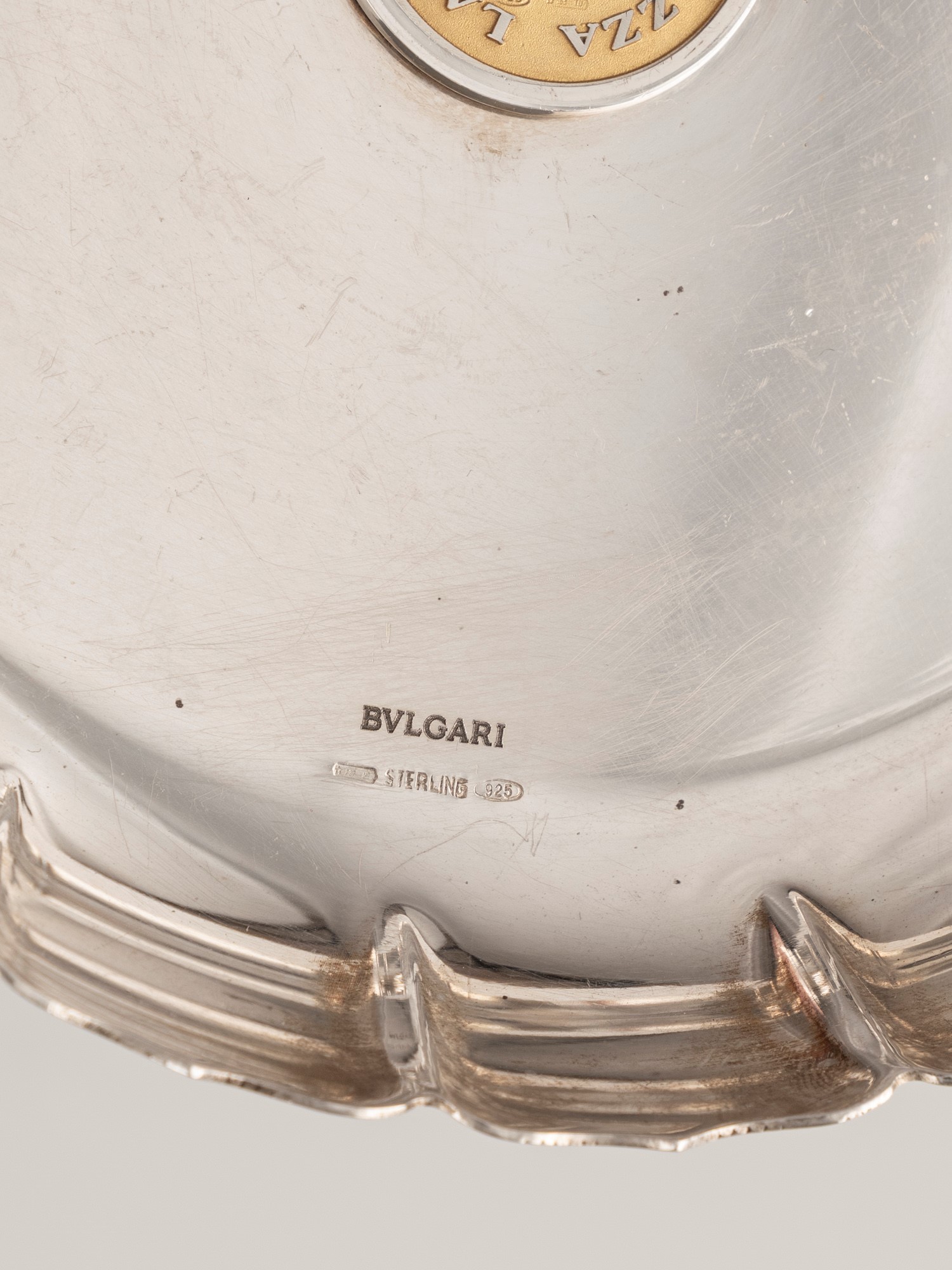 Maison Bulgari, Ciotola con moneta commemorativa centenario Lavazza 1895–1995, argento fuso