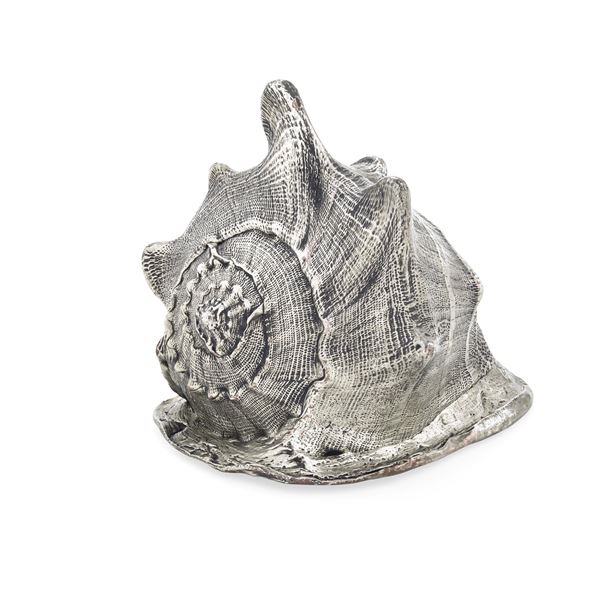 Grande conchiglia rivestita in argento. Italia, XX-XXI secolo. Etichetta a scudo Mario Buccellati