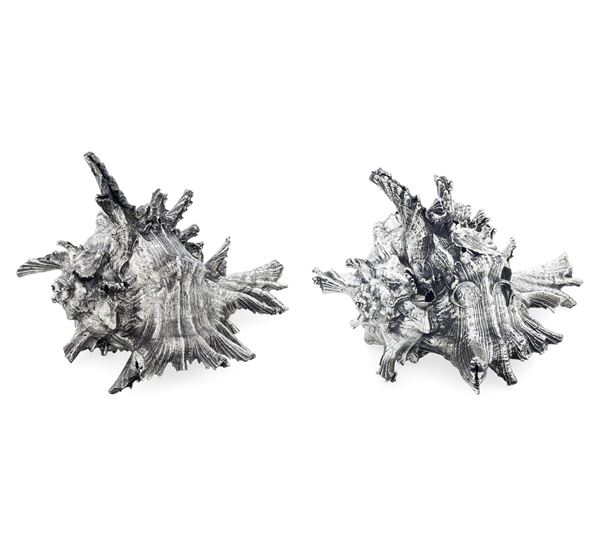 Coppia di conchiglie rivestite in argento. Italia, XX-XXI secolo. Etichetta a scudo Mario Buccellati