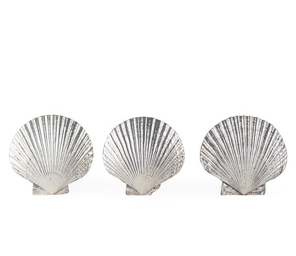 Lotto di tre conchiglie rivestite in argento. Italia, XX-XXI secolo. Etichetta a scudo Mario Buccellati