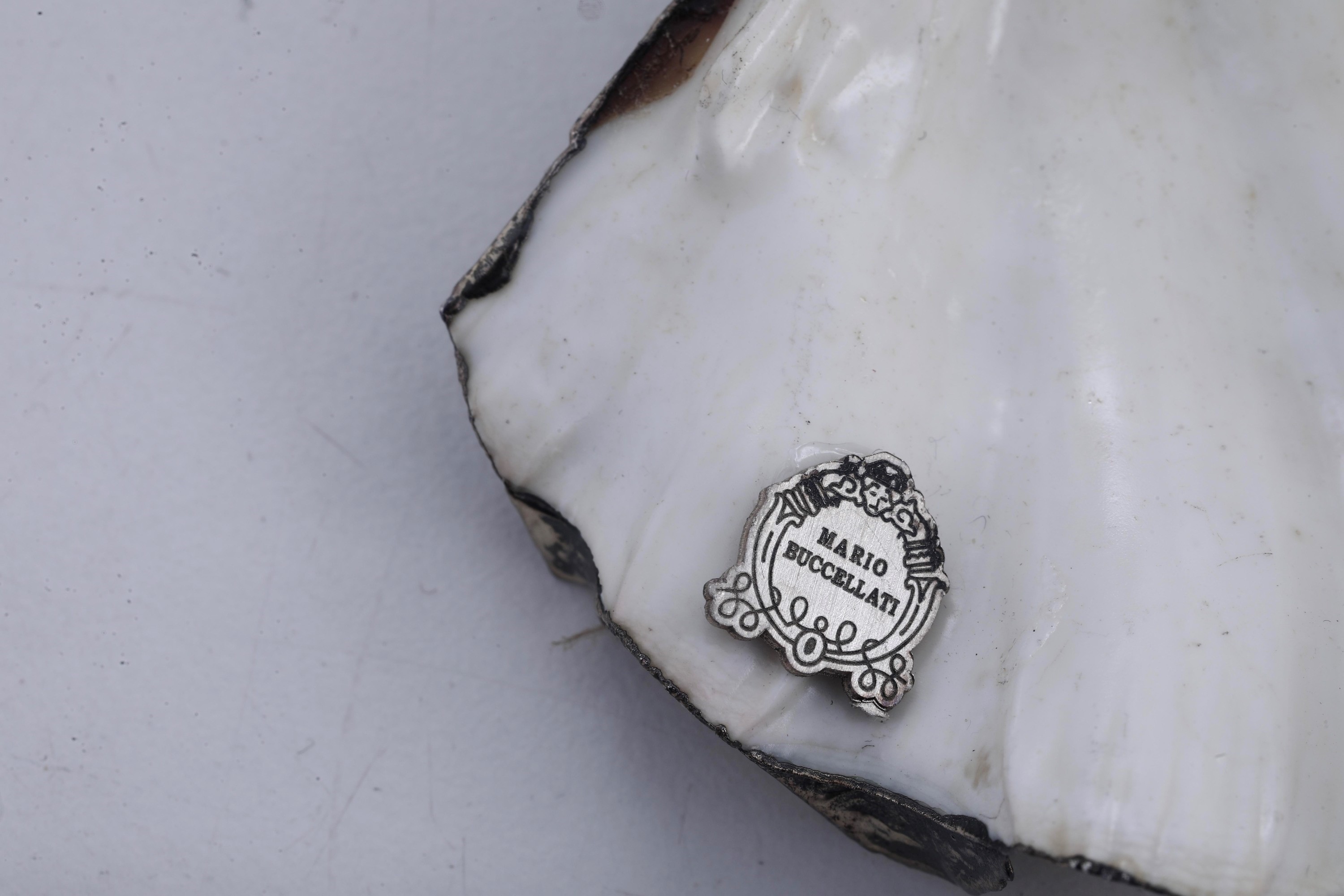 Mario Buccellati, Lotto di tre conchiglie rivestite in argento (Italia, XX-XXI secolo)