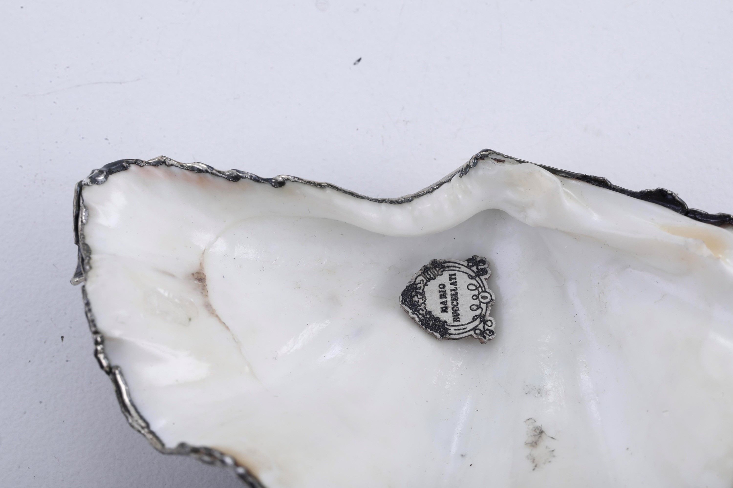 Mario Buccellati, Lotto di tre conchiglie rivestite in argento (Italia, XX-XXI secolo)