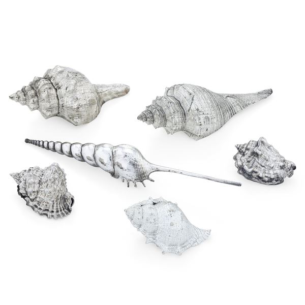 Lotto di sei conchiglie diverse rivestite in argento. Italia, XX-XXI secolo. Etichetta a scudo Mario Buccellati