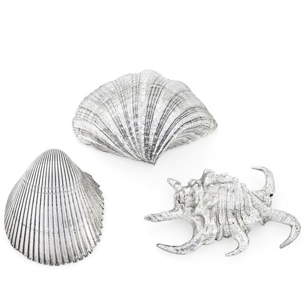 Lotto di tre conchiglie diverse rivestite in argento. Italia, XX-XXI secolo. Etichetta a scudo Mario Buccellati