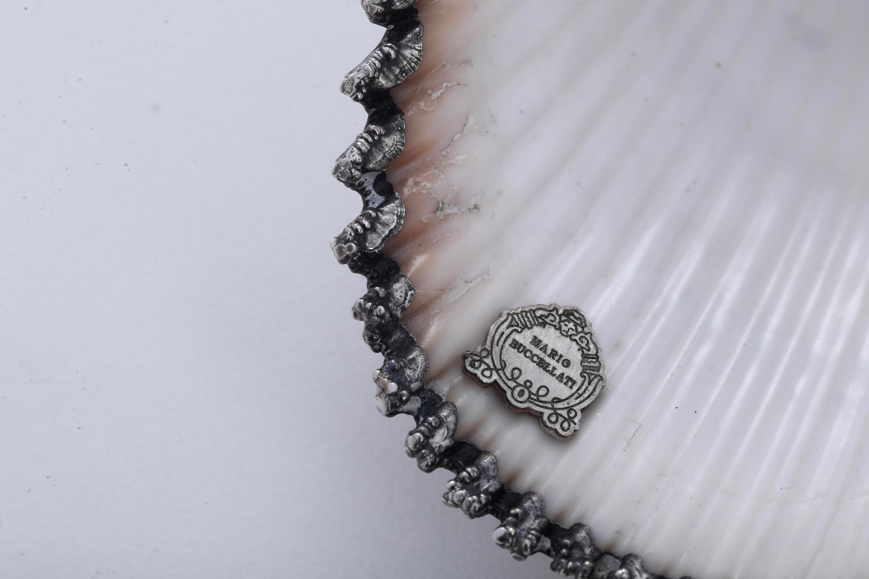Mario Buccellati (etichetta a scudo), Lotto di tre conchiglie rivestite in argento