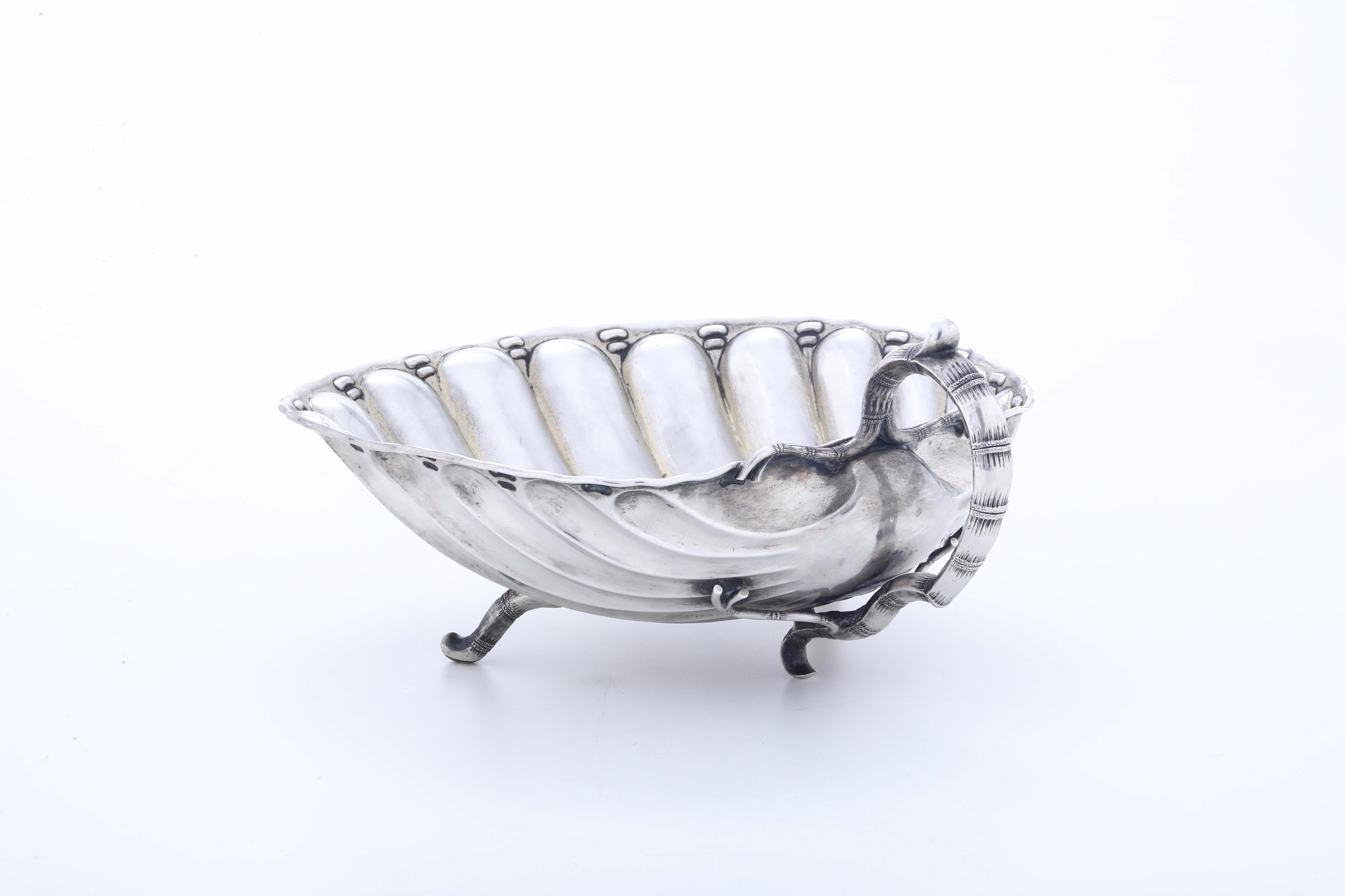 Assaggiatore E. Brandeburg, Centrotavola a conchiglia, San Pietroburgo 1865, argento fuso e sbalz...