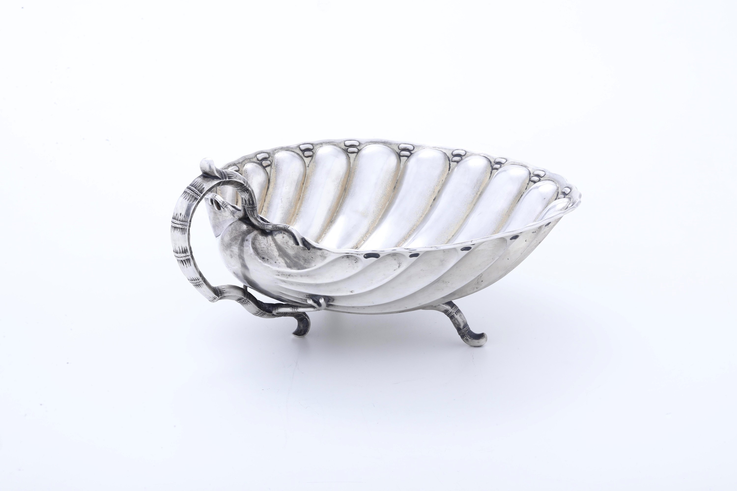 Assaggiatore E. Brandeburg, Centrotavola a conchiglia, San Pietroburgo 1865, argento fuso e sbalz...