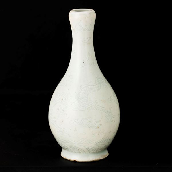 Vaso in porcellana a fondo celeste con motivi incisi raffiguranti drago tra le nuvole, Cina, Dinastia Qing, XIX secolo