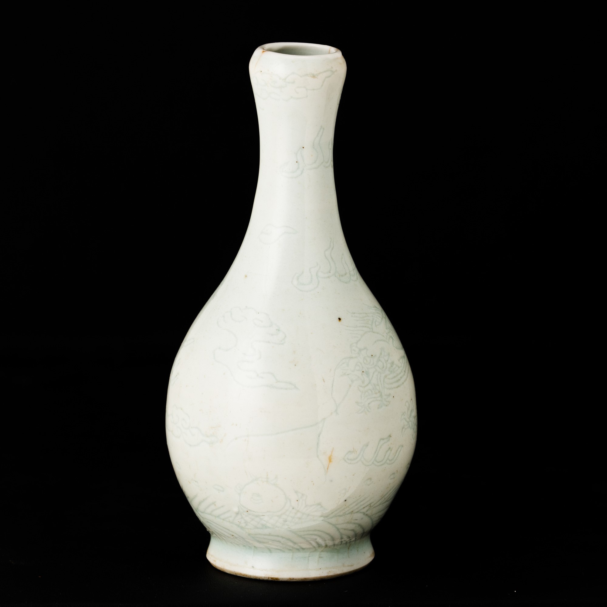 Cina, Vaso in porcellana a fondo celeste con draghi tra le nuvole, Dinastia Qing (XIX secolo)