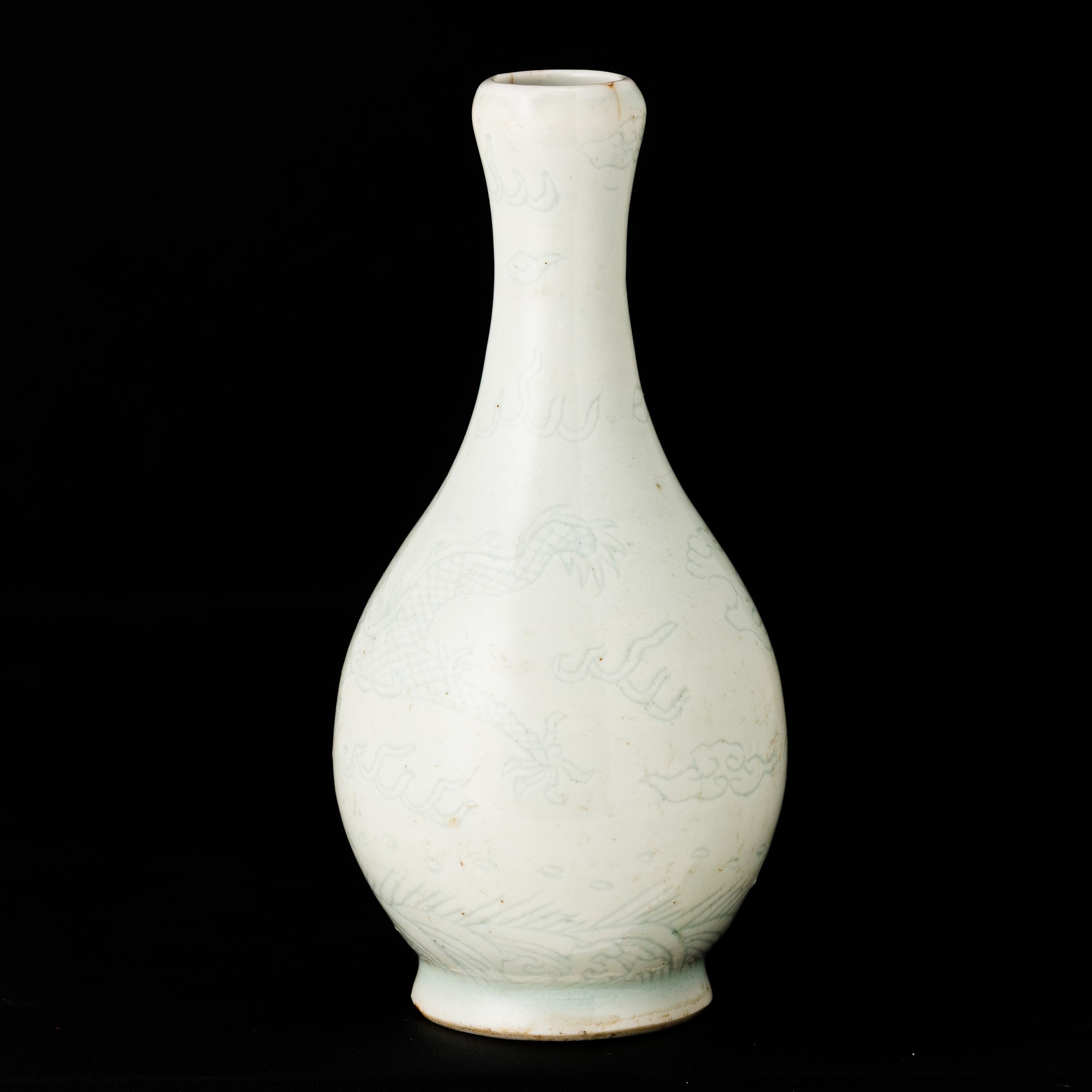 Cina, Vaso in porcellana a fondo celeste con draghi tra le nuvole, Dinastia Qing (XIX secolo)