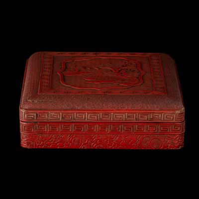 Cina, Dinastia Qing, Scatola in lacca rossa con decorazione paesaggistica, motivi floreali e deco...