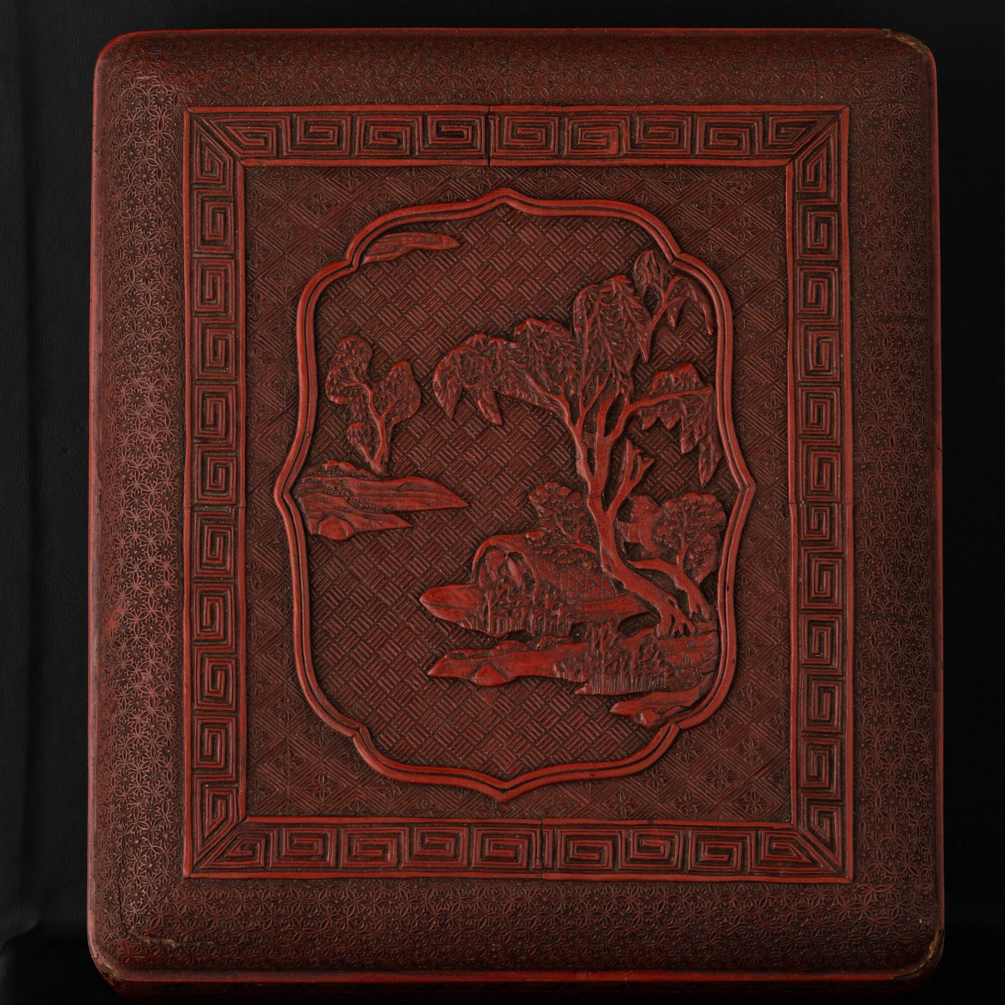 Cina, Dinastia Qing, Scatola in lacca rossa con decorazione paesaggistica, motivi floreali e deco...