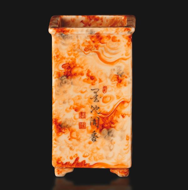 Vaso in porcellana a pianta quadrata sui toni del arancione con iscrizioni, Cina, Dinastia Qing, XIX secolo