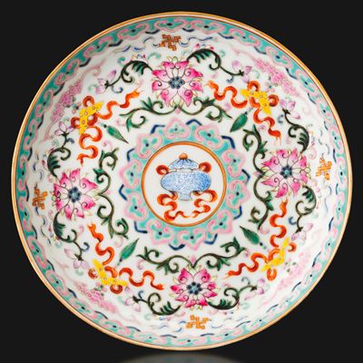 Cina, Piatto in porcellana “Famiglia Rosa” con decori floreali e motivi taoisti, Dinastia Qing (X...