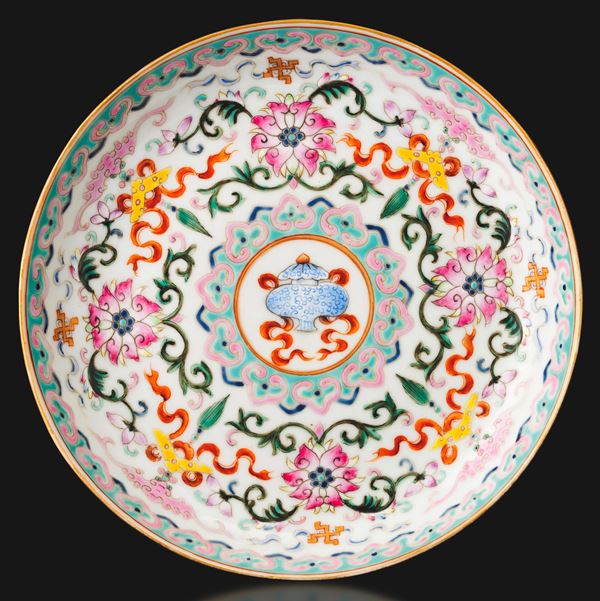 Piatto in porcellana Famiglia Rosa con decori a motivi floreali e taoisti, Cina, Dinastia Qing, marca e del periodo Xianfeng (1851-1861)