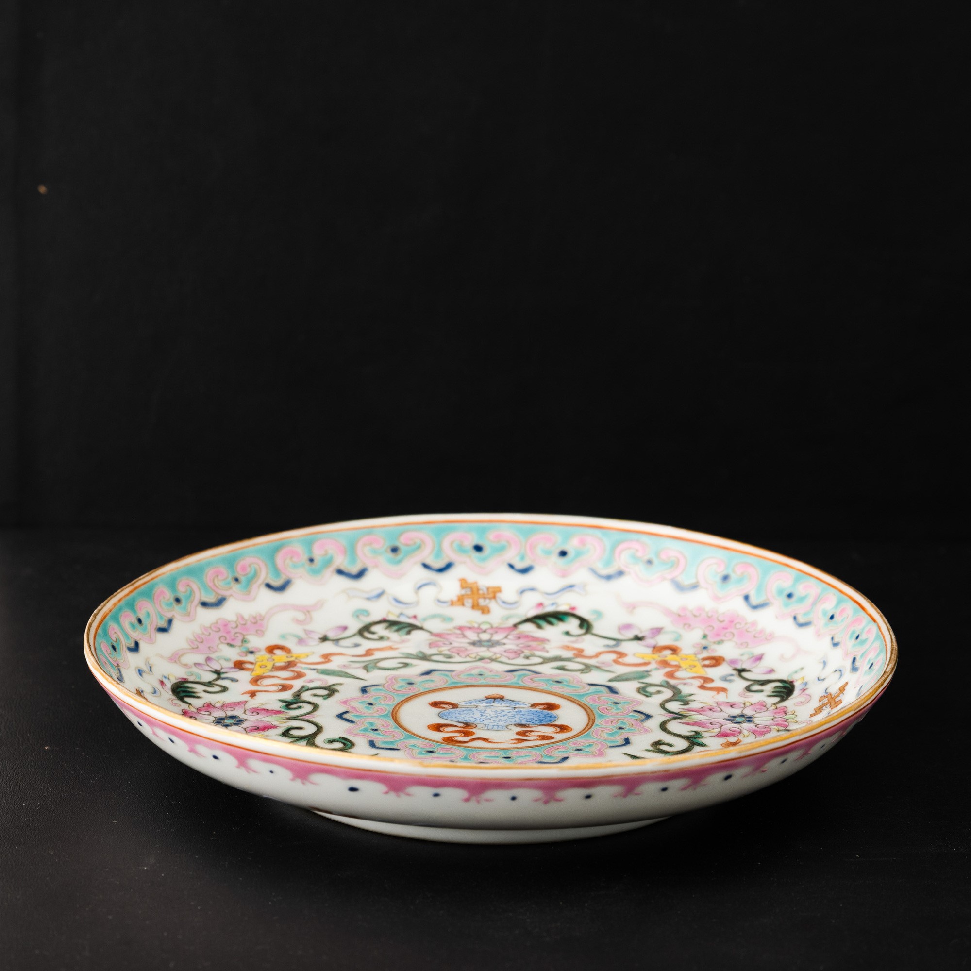 Cina, Piatto in porcellana “Famiglia Rosa” con decori floreali e motivi taoisti, Dinastia Qing (X...
