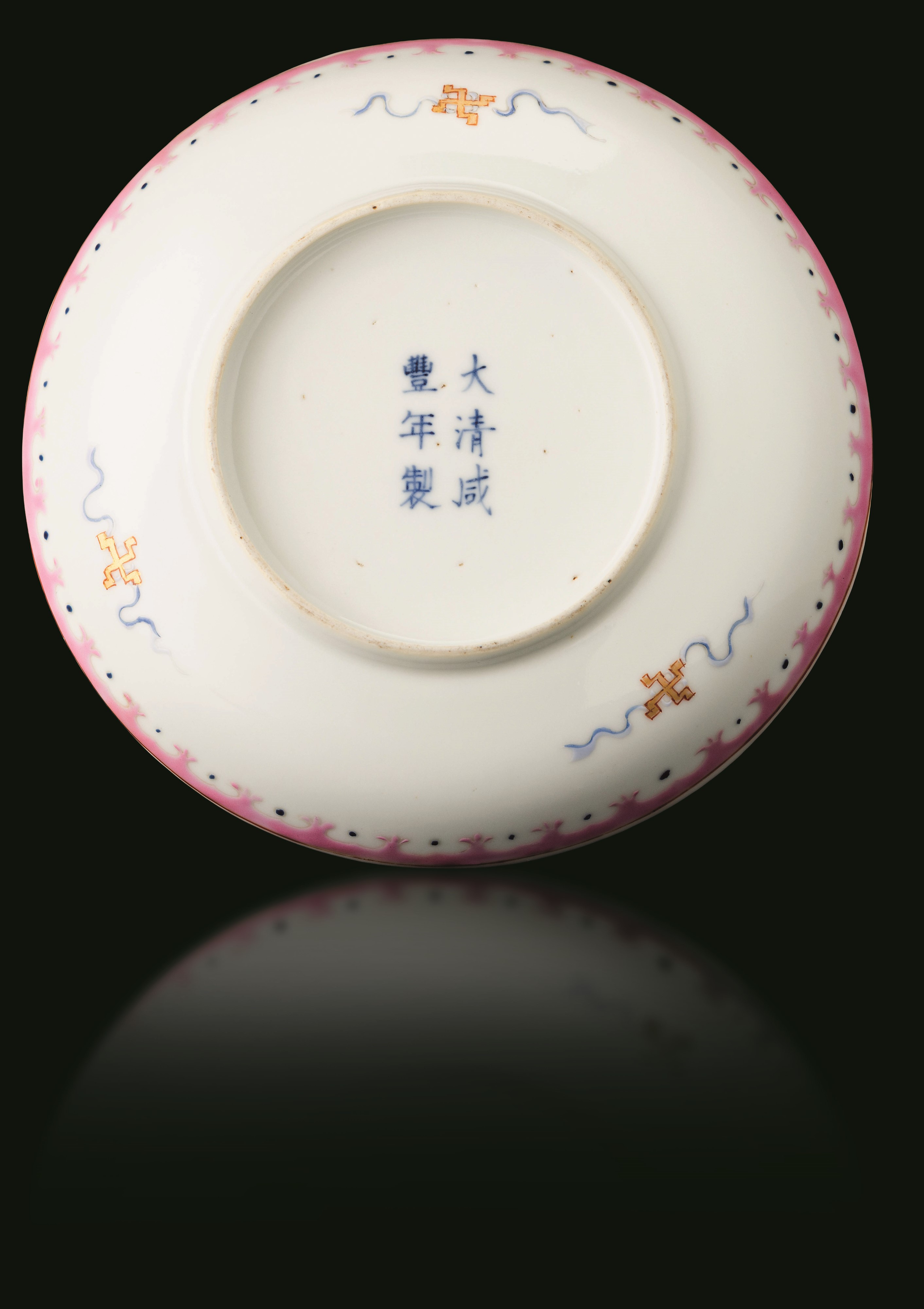 Cina, Piatto in porcellana “Famiglia Rosa” con decori floreali e motivi taoisti, Dinastia Qing (X...