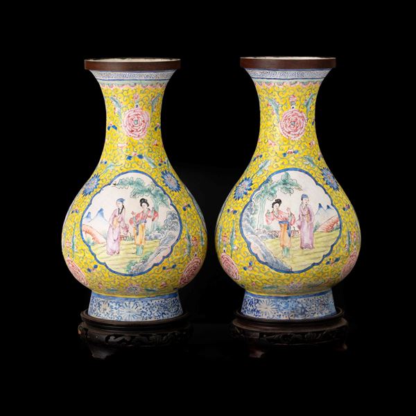 Coppia di vasi a smalti policromi cloissoné con scene di fanciulle entro riserva e decori raffiguranti fiori di loto e Leiwan, Cina, Repubblica