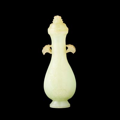 Cina (Repubblica), Vaso in giada verde con decori vegetali a rilievo
