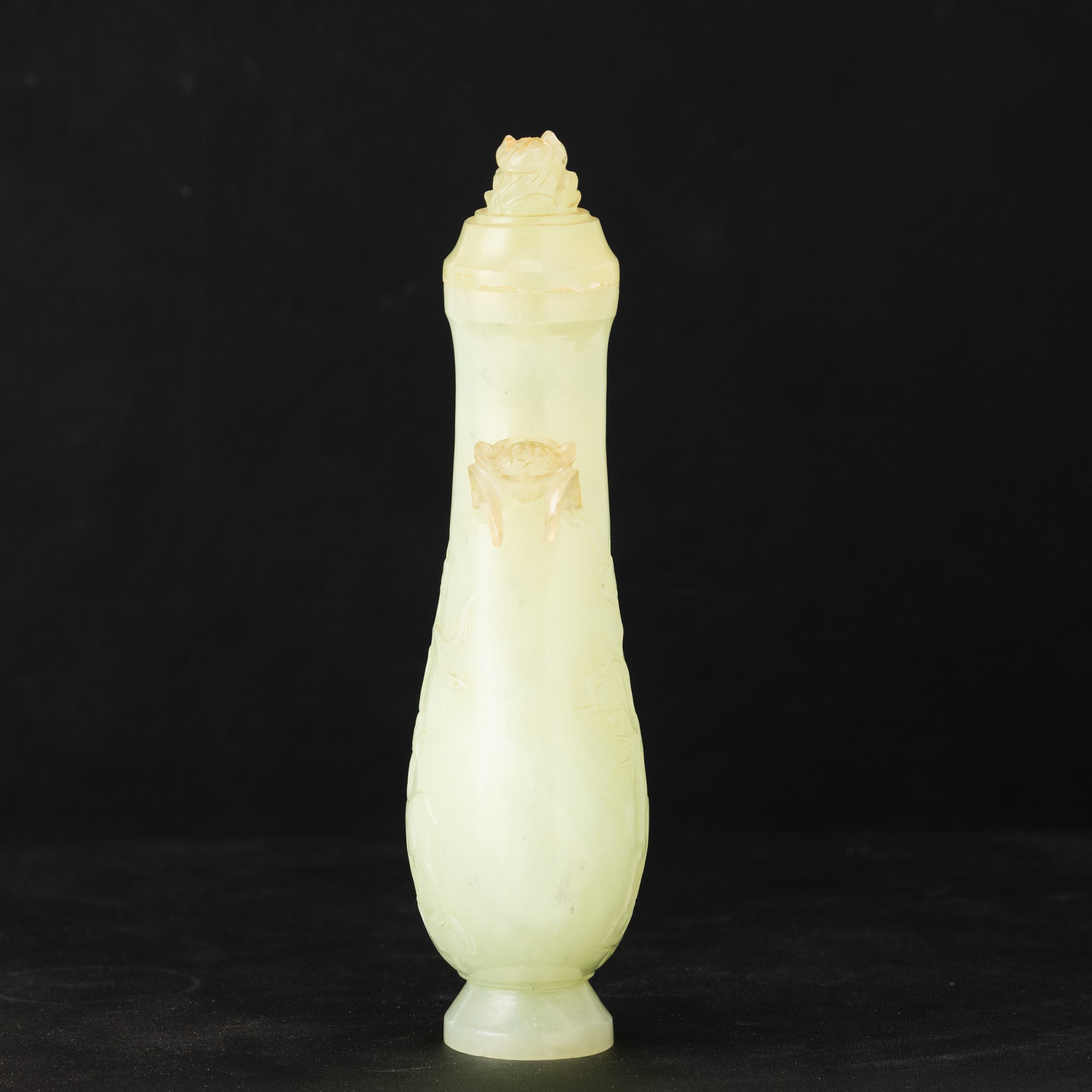 Cina (Repubblica), Vaso in giada verde con decori vegetali a rilievo