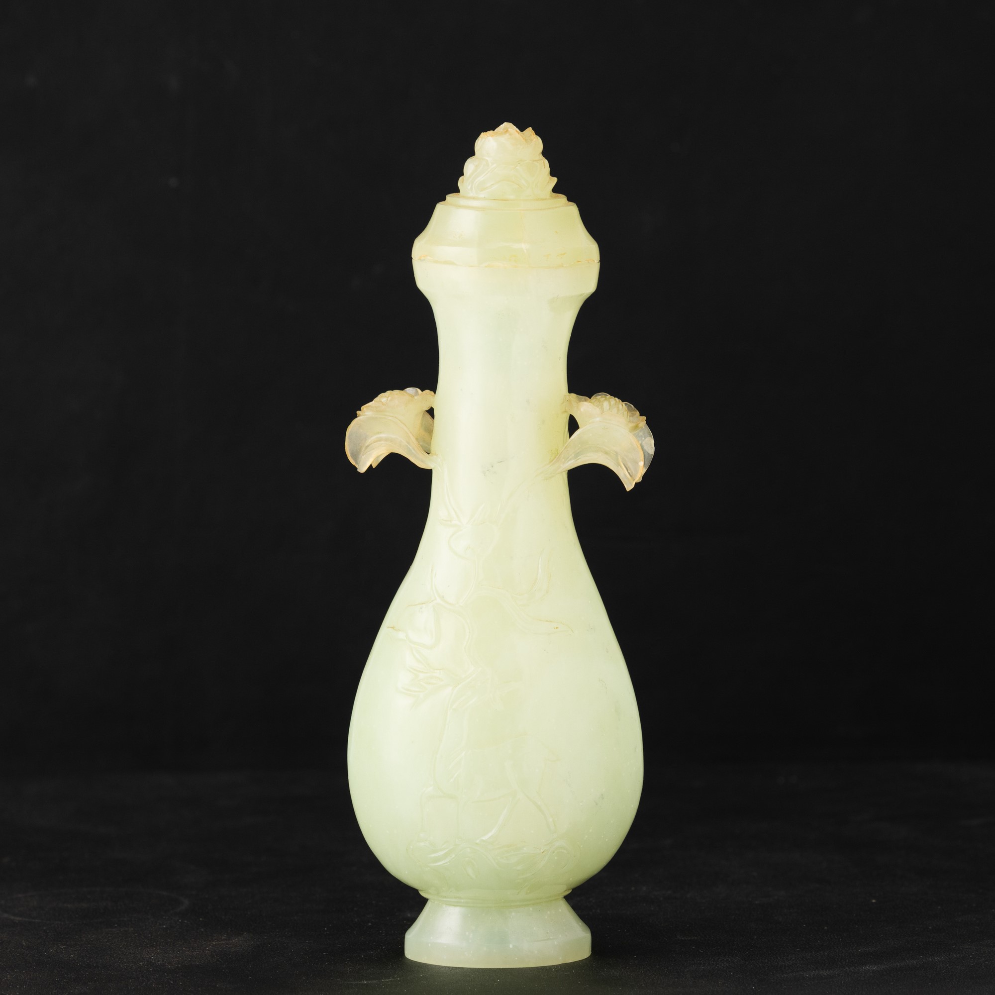 Cina (Repubblica), Vaso in giada verde con decori vegetali a rilievo