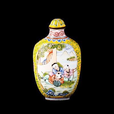 Cina, Repubblica, Boccetta da fiuto in smalto policromo cloisonné con scena di vita quotidiana