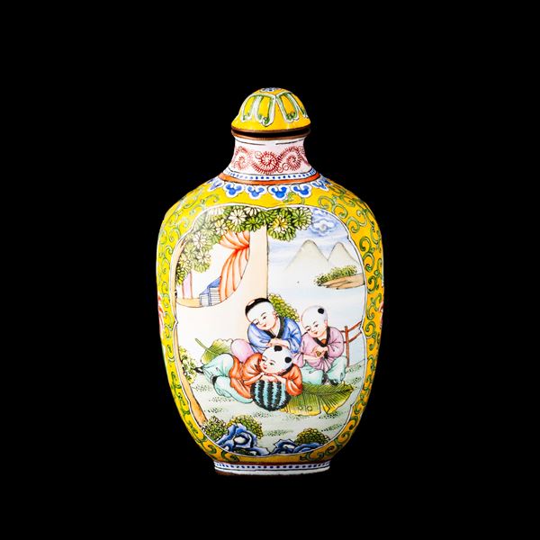 Snuff bottle a smalti policromi cloisonné raffigurante scena di vita comune, Cina, Repubblica