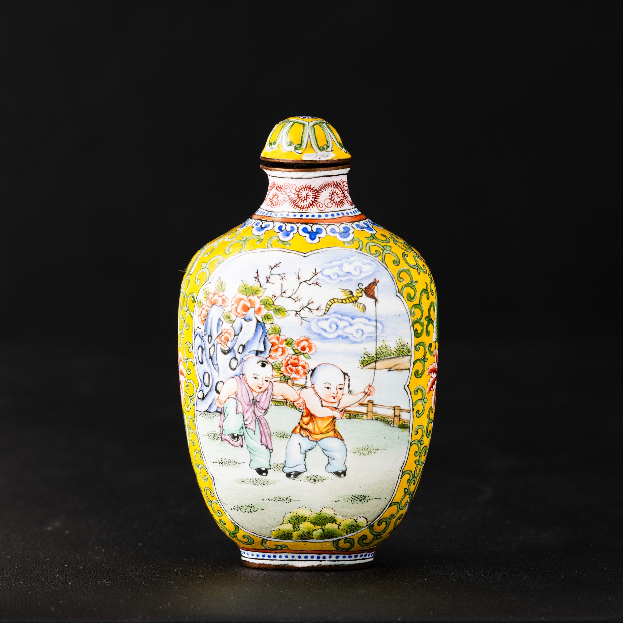 Cina, Repubblica, Boccetta da fiuto in smalto policromo cloisonné con scena di vita quotidiana