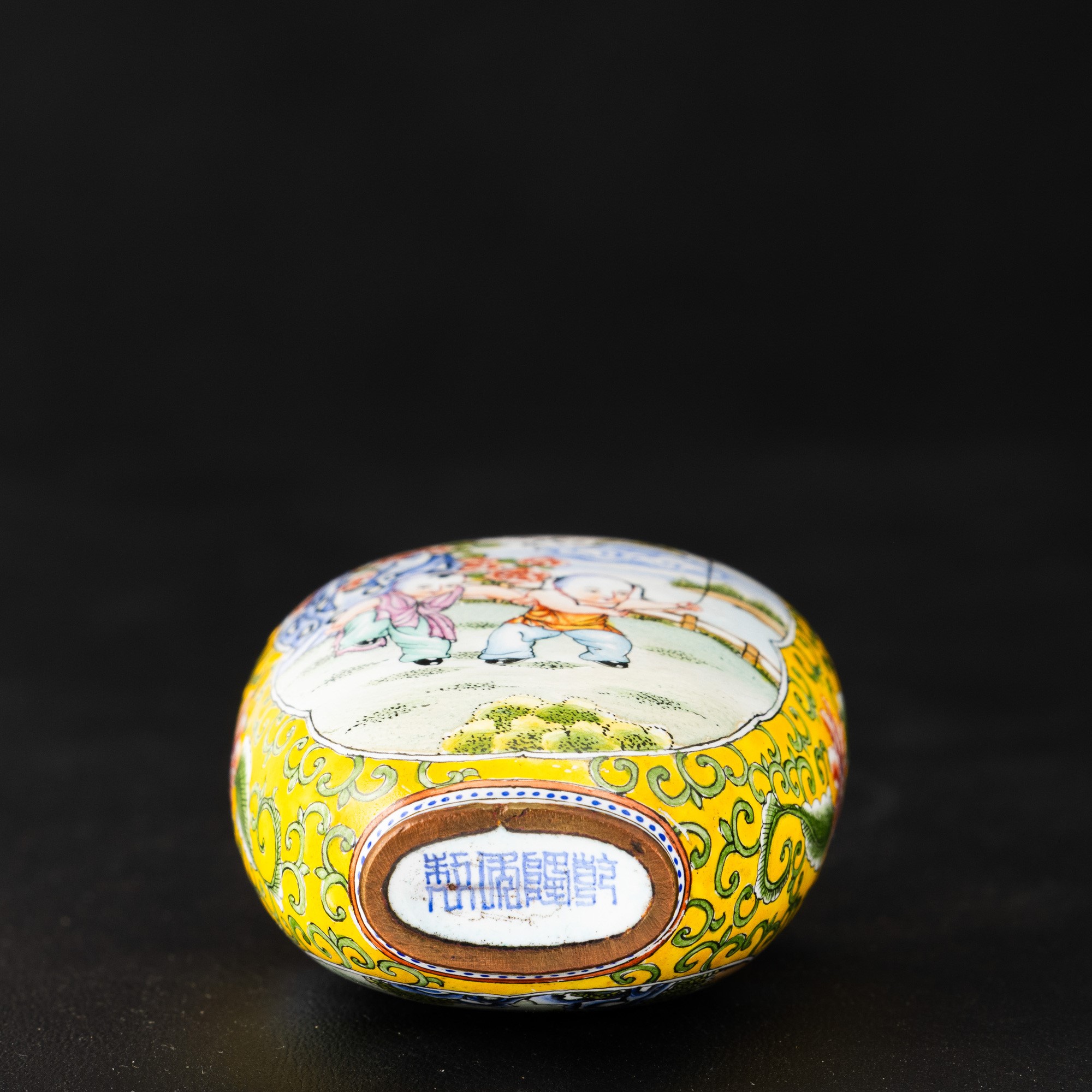 Cina, Repubblica, Boccetta da fiuto in smalto policromo cloisonné con scena di vita quotidiana