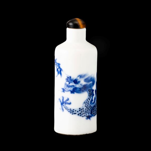 Snuff bottle in porcellana bianca e blu raffigurante drago, Cina, Dinastia Qing, XIX secolo
