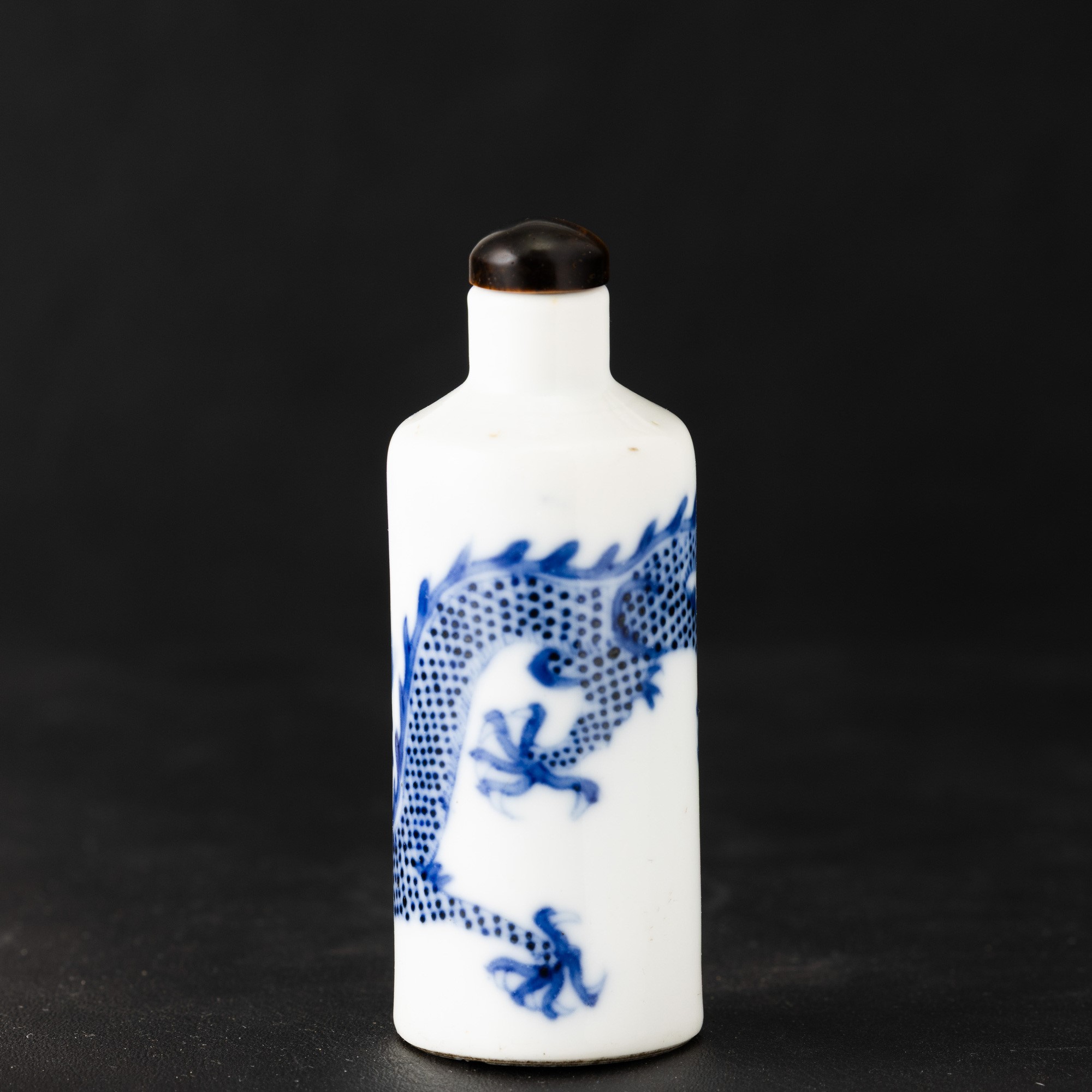 Cina, Dinastia Qing (attrib. XIX secolo), Bottiglia da fiuto in porcellana bianca e blu con drago