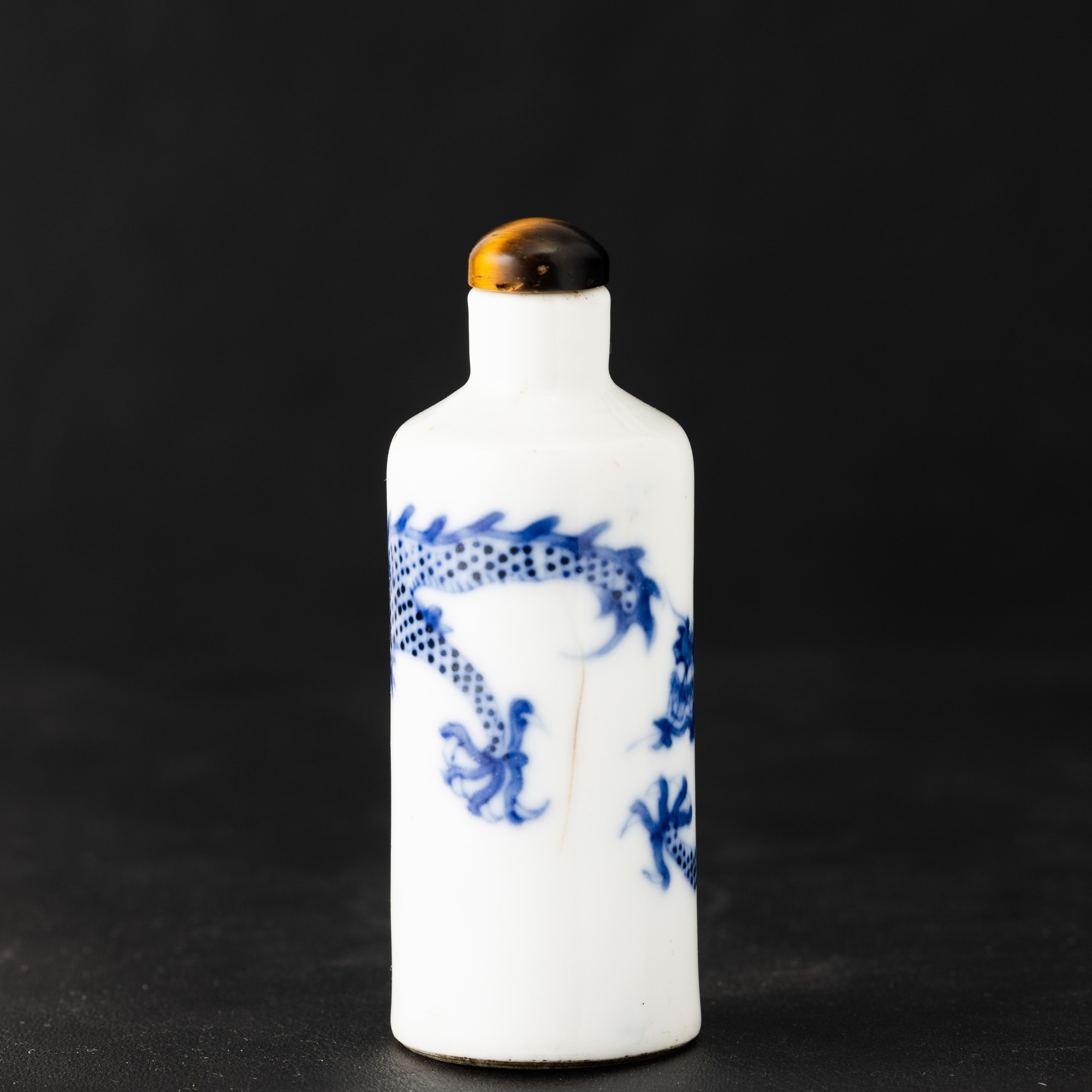 Cina, Dinastia Qing (attrib. XIX secolo), Bottiglia da fiuto in porcellana bianca e blu con drago