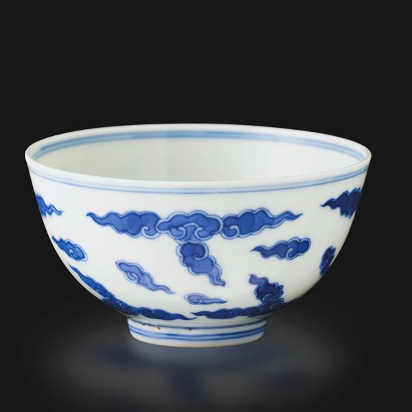 Ciotola in porcellana bianca e blu raffigurante onde, Cina, Dinastia Qing, epoca Kangxi (1644-1722)