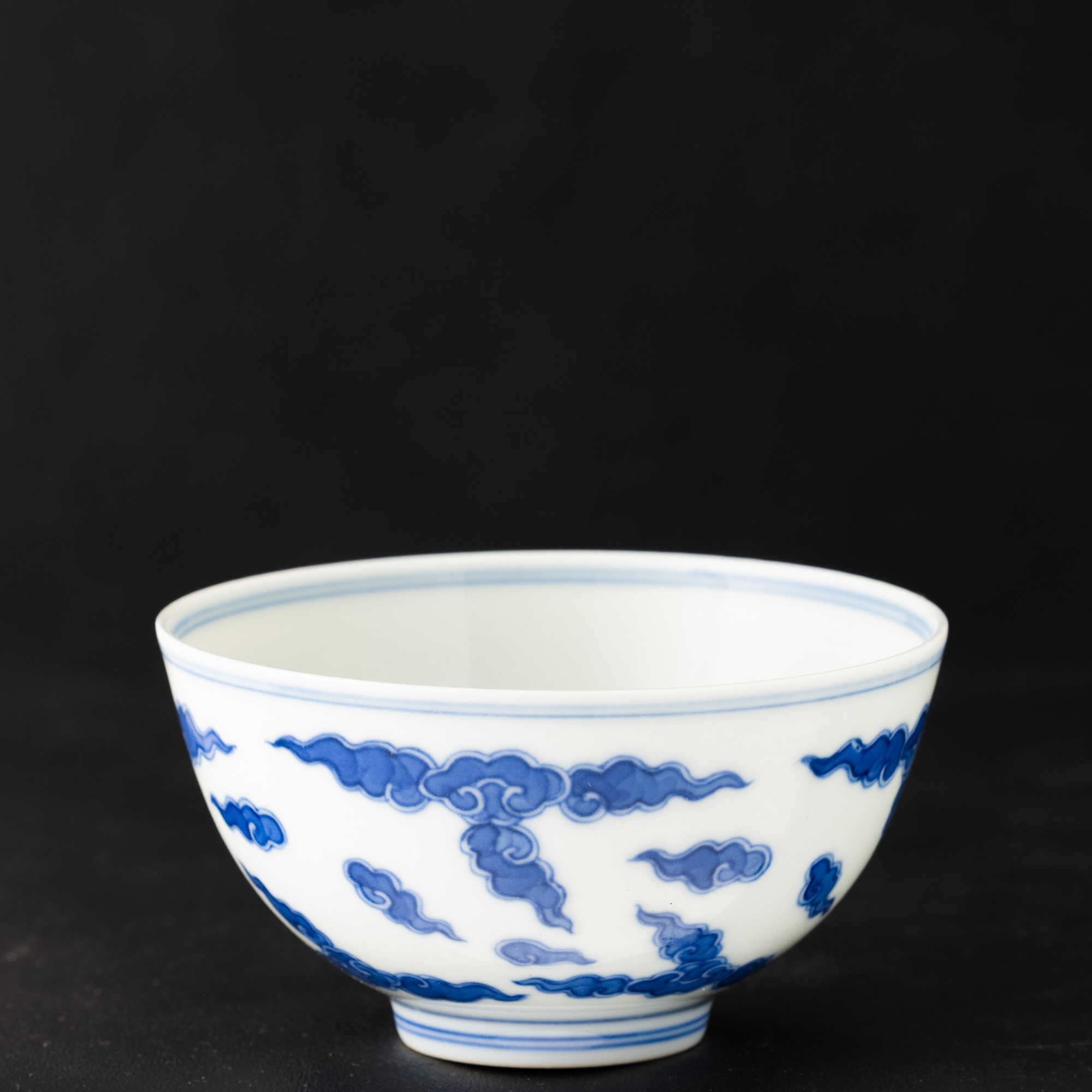 Cina, Ciotola in porcellana bianca e blu con decorazione a onde, Dinastia Qing, epoca Kangxi (164...