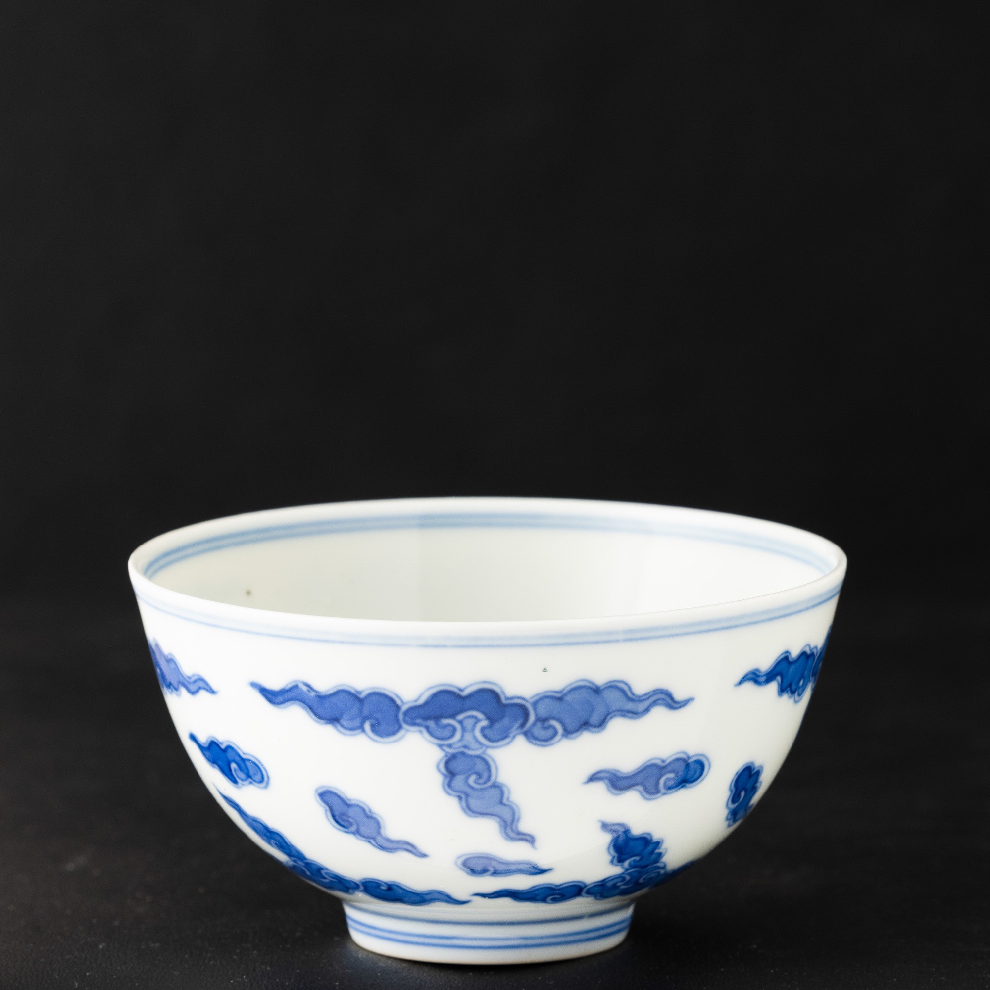 Cina, Ciotola in porcellana bianca e blu con decorazione a onde, Dinastia Qing, epoca Kangxi (164...