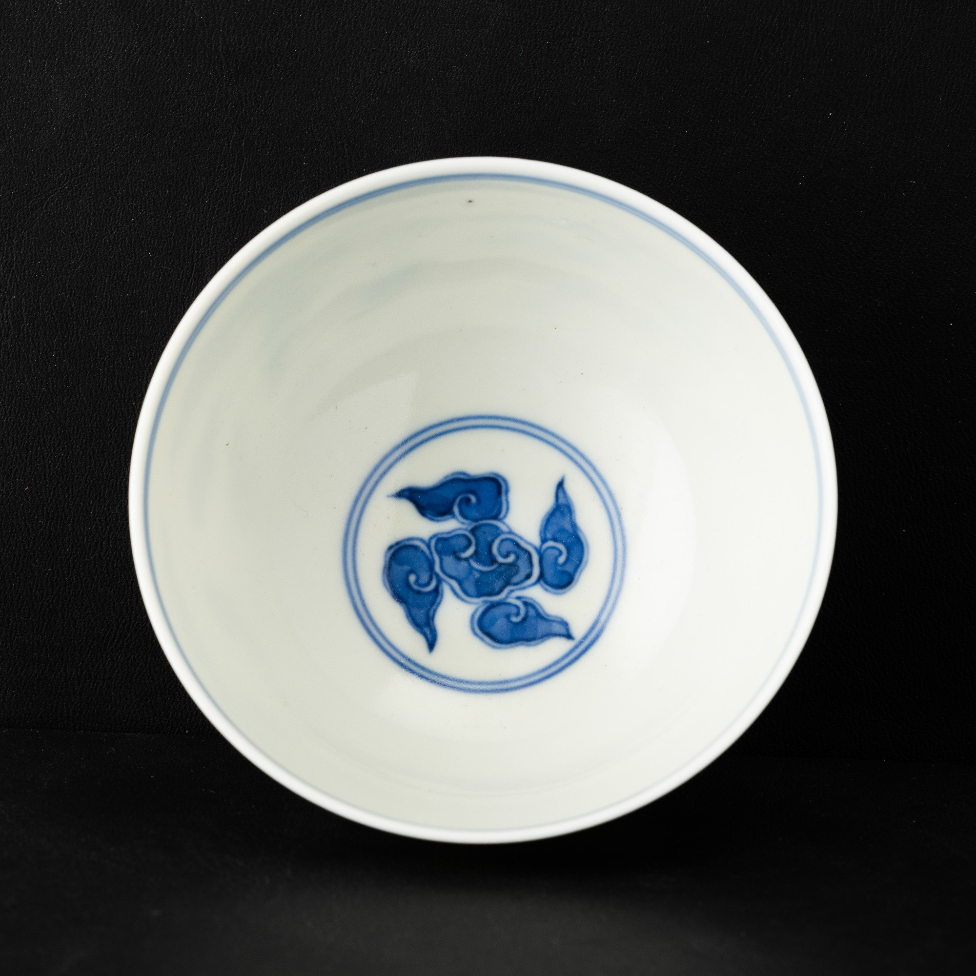 Cina, Ciotola in porcellana bianca e blu con decorazione a onde, Dinastia Qing, epoca Kangxi (164...