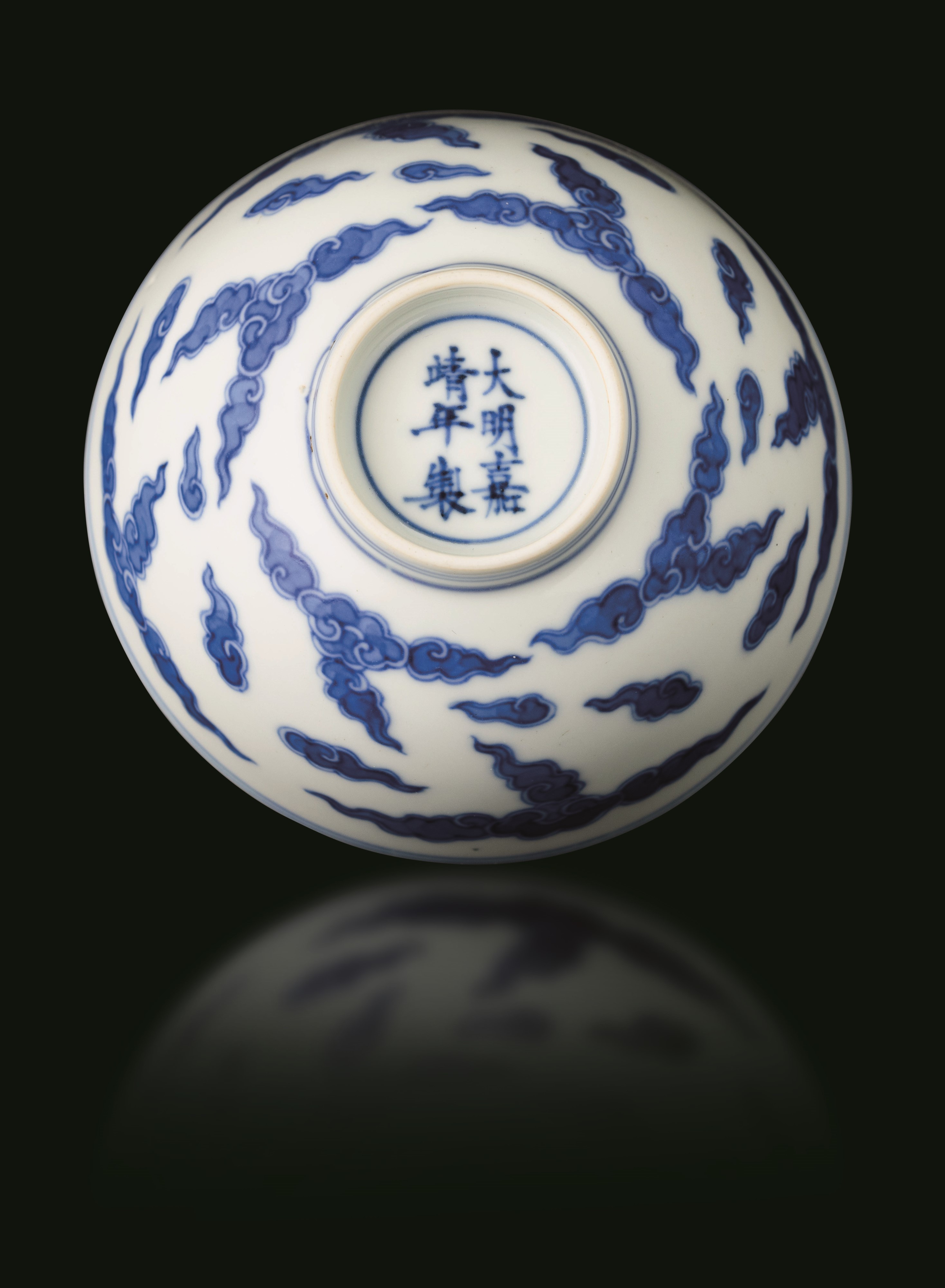 Cina, Ciotola in porcellana bianca e blu con decorazione a onde, Dinastia Qing, epoca Kangxi (164...