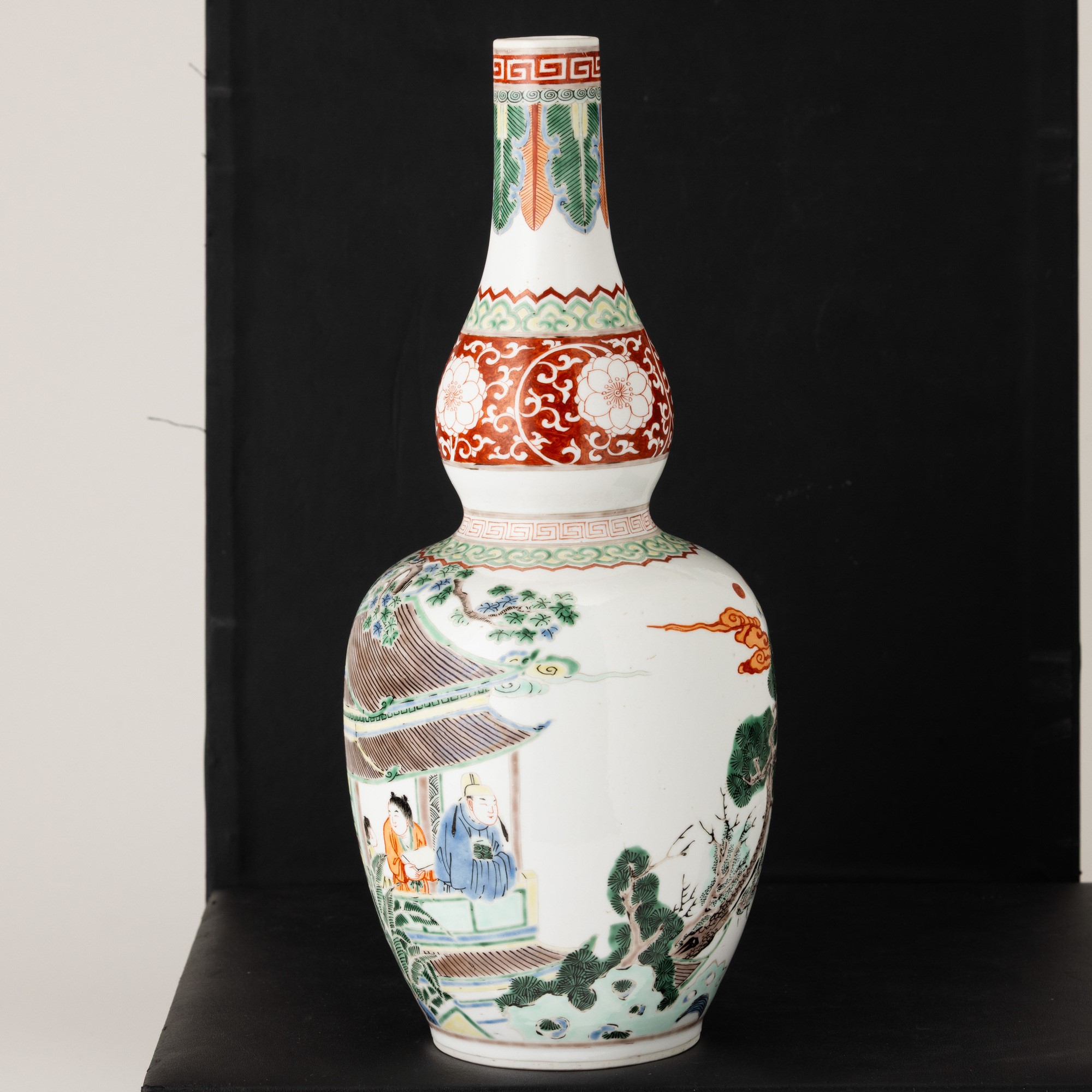 Cina, Dinastia Qing (XIX secolo), Vaso a doppia zucca in porcellana Famiglia Verde con scena di v...