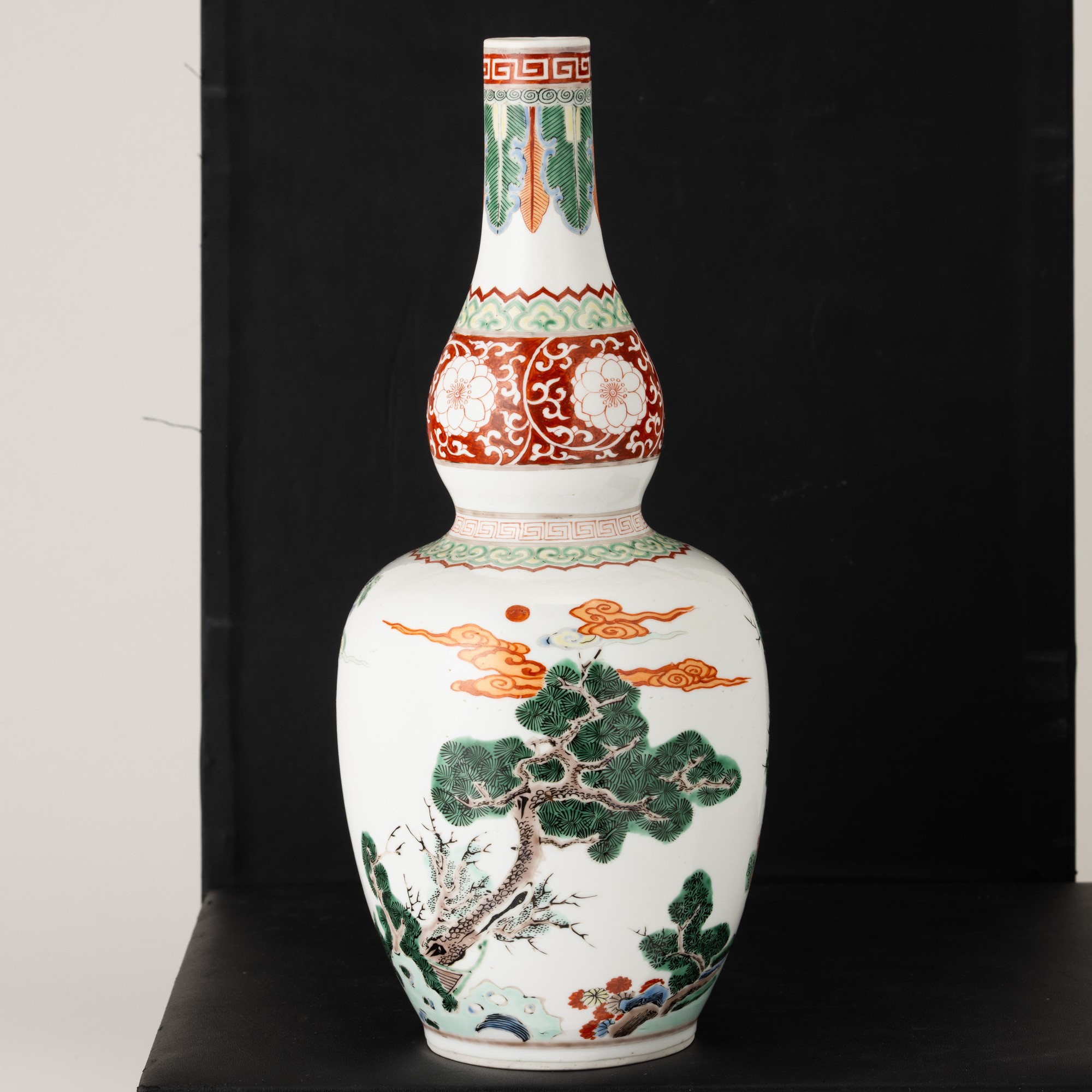 Cina, Dinastia Qing (XIX secolo), Vaso a doppia zucca in porcellana Famiglia Verde con scena di v...