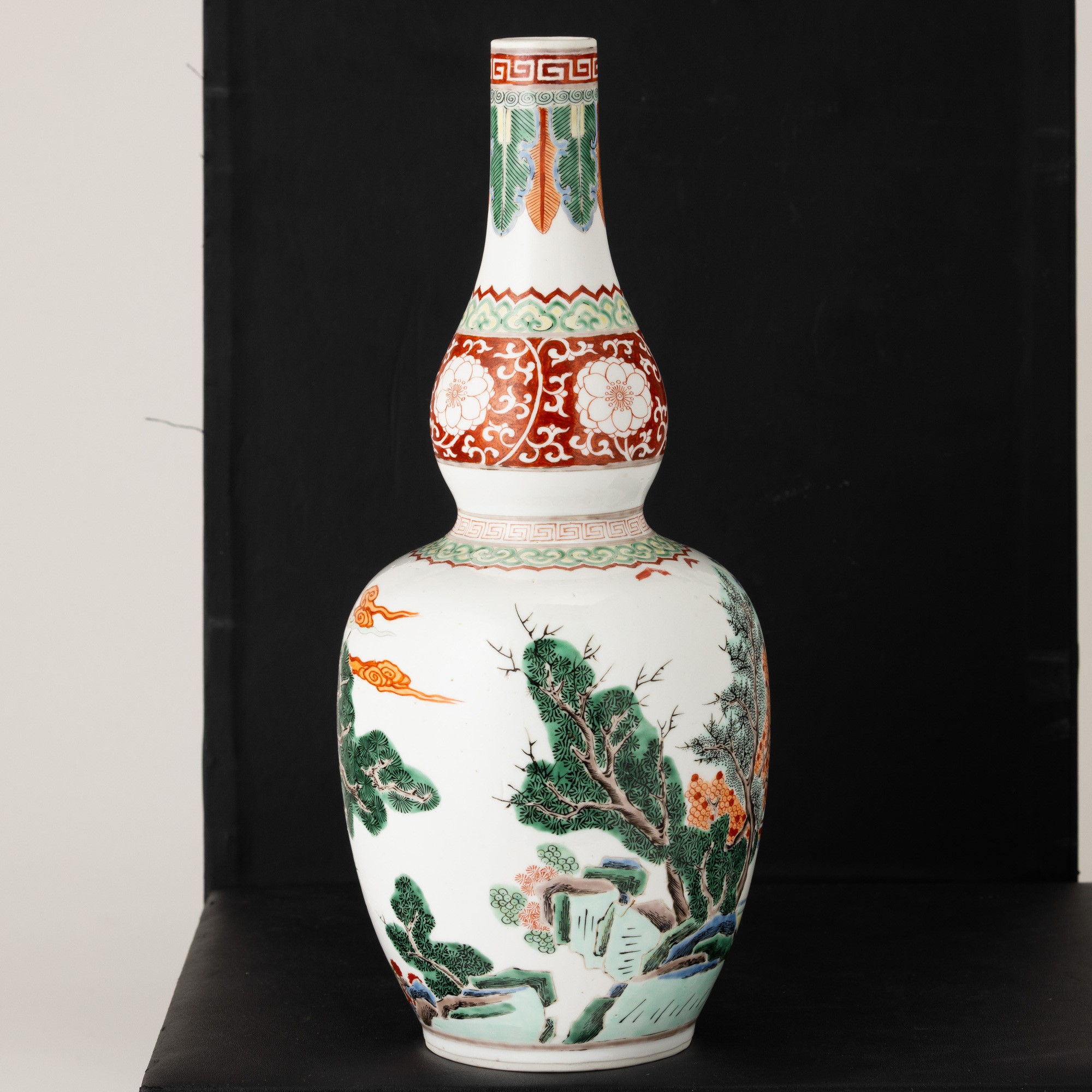 Cina, Dinastia Qing (XIX secolo), Vaso a doppia zucca in porcellana Famiglia Verde con scena di v...