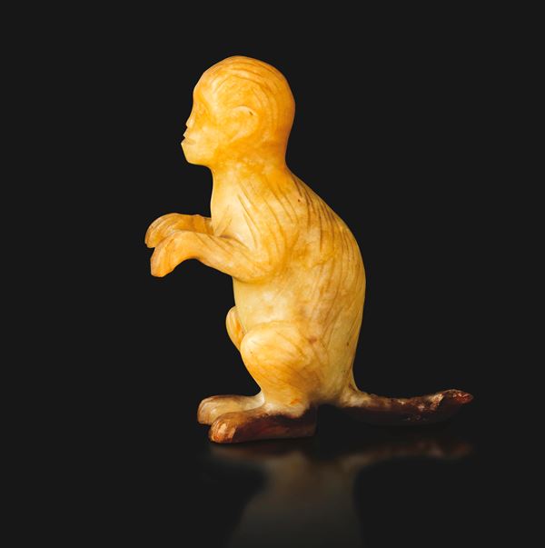 Figura di scimmietta scolpita in giada Celadon e russet, Cina, Dinastia Qing, epoca Qianlong (1736-1796)
