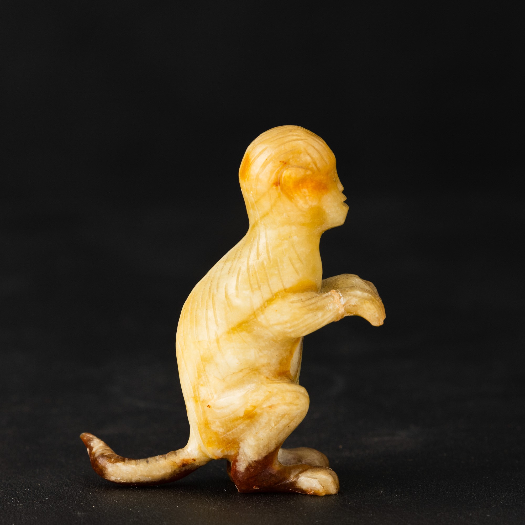 Cina, Dinastia Qing (Qianlong), Figura di scimmietta in giada Celadon e russet